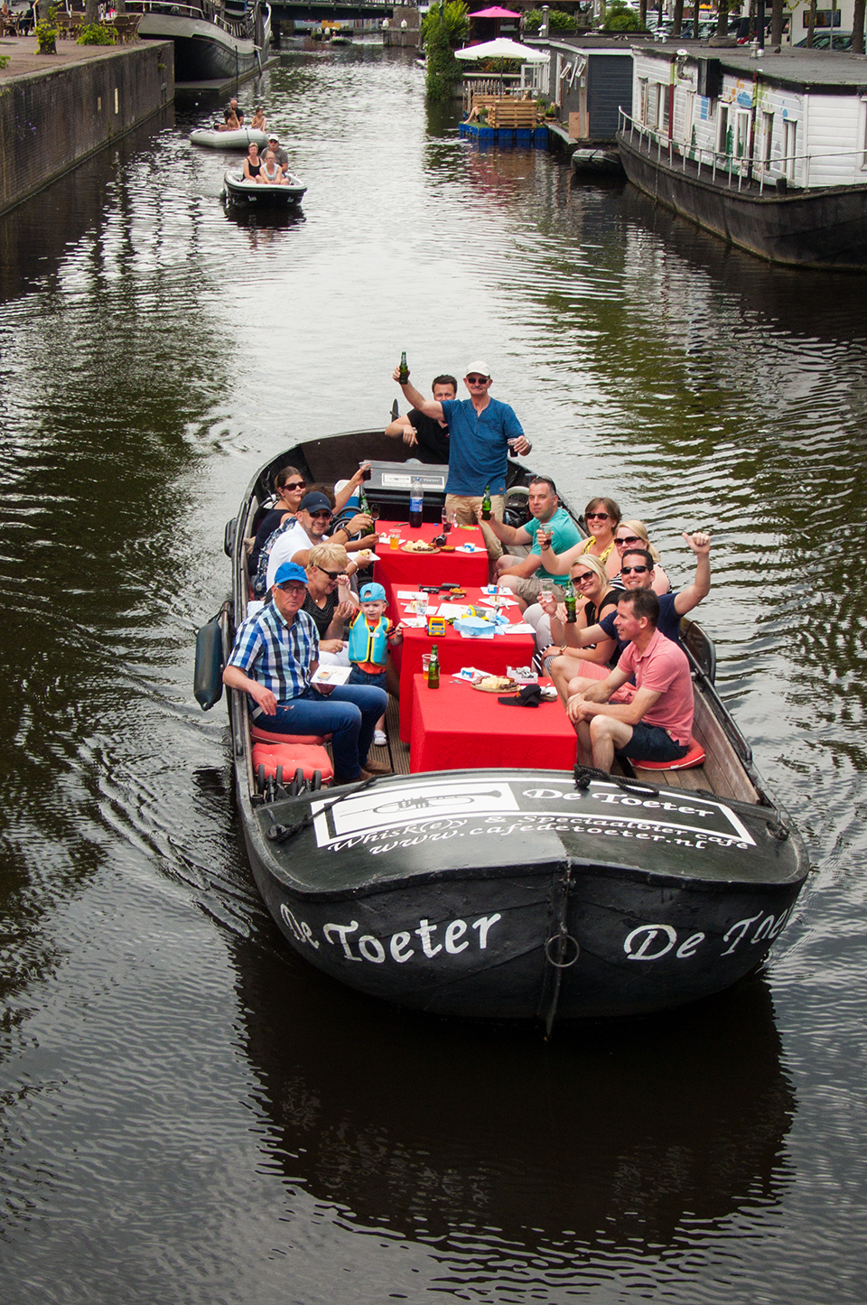 Groepsrondvaart (open rondvaartboten/sloepen) van Café de Toeter in Groningen